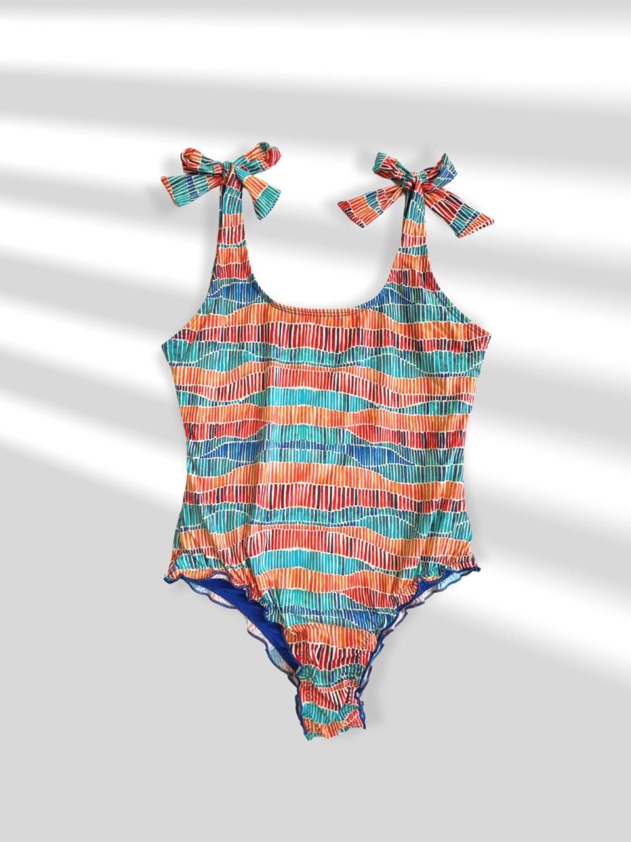 FATO DE BANHO ESTAMPADO MULTICOR COM LAÇO PONTO CHIC - Image 2