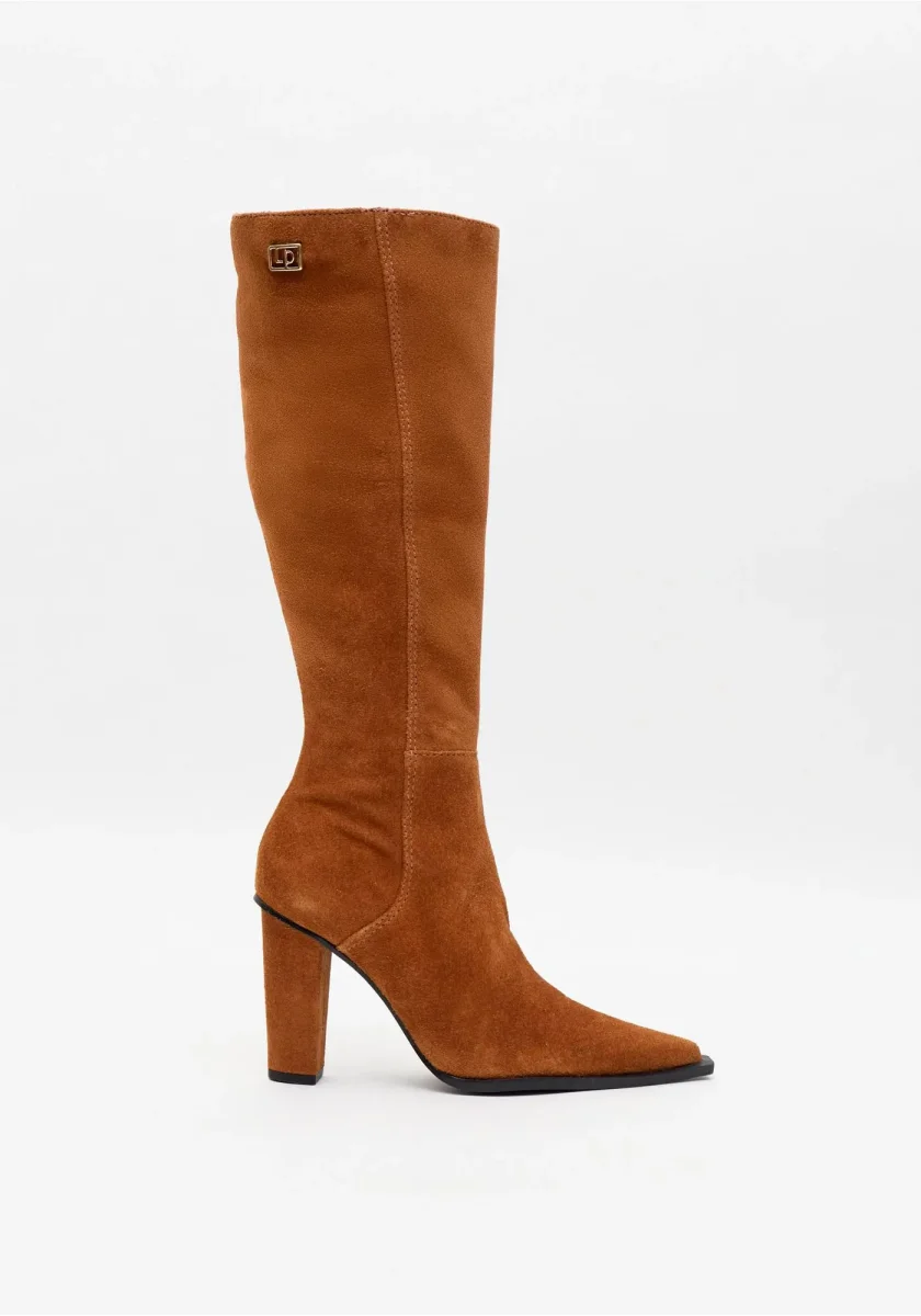 BOTA DE CANO ALTO EM COURO CAMEL LANÇA PERFUME - Image 3